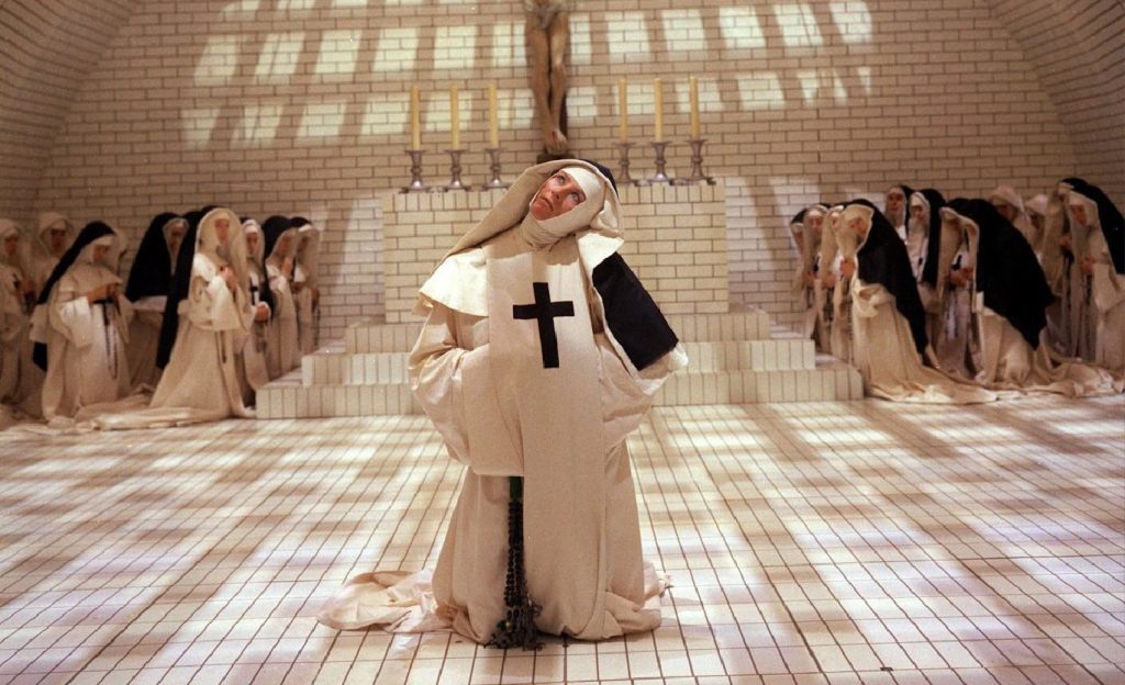 Un fotogramma dal film "I Diavoli"